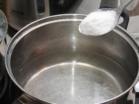 Для начала рекомендуется уменьшить количество соли в пище.